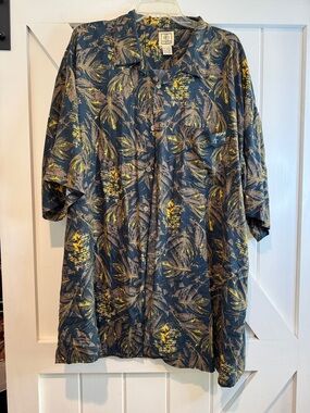 Relaxed Short-Sleeve Shirt Jacket in Navy with Yellow Leaf Print
